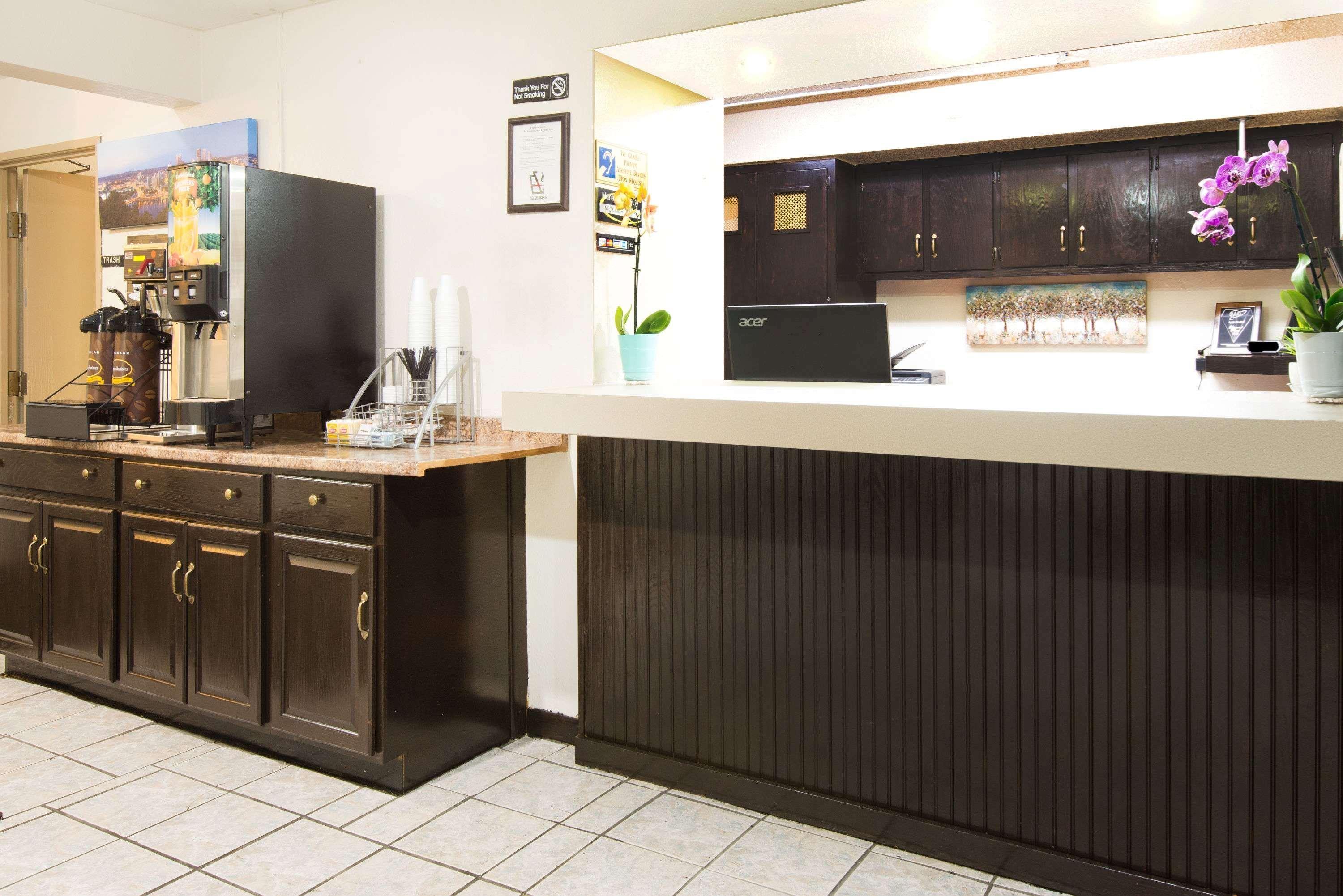 Super 8 By Wyndham Pittsburgh Pa Airport-University Area Moon Township Exterior photo